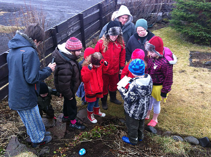 Djúpavík. Ostern in Djúpavík. - Für die Kinder ein lustiges Spiel: Ostereier finden, aber zuerst mussten Mitteilungen gefunden werden (und das in ganz Djúpavík), und auf diesen Mitteilungen stand, wo die nächste Mitteilung zu finden ist usw ... (06. bis 08.04.2012)