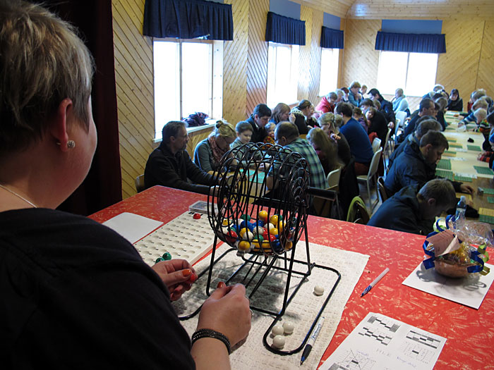 Djúpavík. BINGO in Árneshreppur. - Die Nummern ziehen ... (07.04.2012)