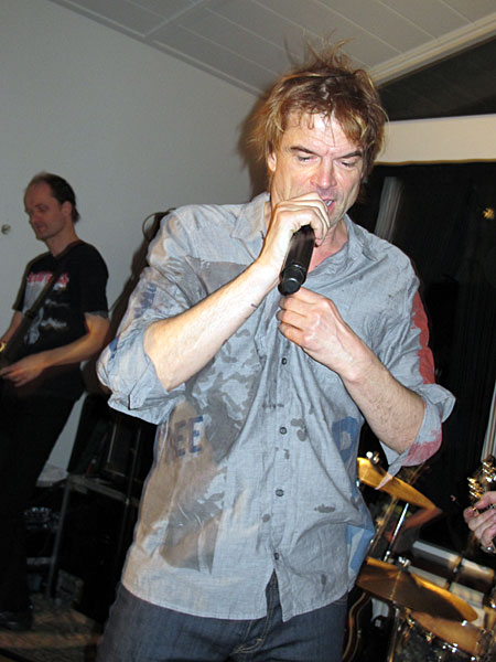 Selfoss. DIE TOTEN HOSEN live (!) in Island?! Punkrock in Selfoss! - <a href='http://www.dietotenhosen.de' target='_blank' class='linksnormal'>DIE TOTEN HOSEN</a>. Sänger <a href='http://www.dietotenhosen.de/alldieganzenjahre_steckbriefe_campino.php' target='_blank' class='linksnormal'>Campino</a> :-). (15.04.2012)