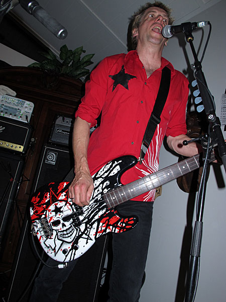 Selfoss. DIE TOTEN HOSEN live (!) in Iceland?! Punkrock in Selfoss! - <a href='http://www.dietotenhosen.de/en/startseite.php' target='_blank' class='linksnormal'>DIE TOTEN HOSEN</a>. Bass guitarist <a href='http://www.dietotenhosen.de/alldieganzenjahre_steckbriefe_andi.php' target='_blank' class='linksnormal'>Andi</a> :-). (15 April 2012)