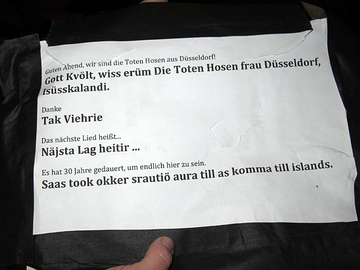 Selfoss. DIE TOTEN HOSEN live (!) in Island?! Punkrock in Selfoss! - <a href='http://www.dietotenhosen.de' target='_blank' class='linksnormal'>DIE TOTEN HOSEN</a>. Lebendiges Isländisch für die Toten Hosen - naja, es ging ja nur um die Aussprache ;-). (15.04.2012)