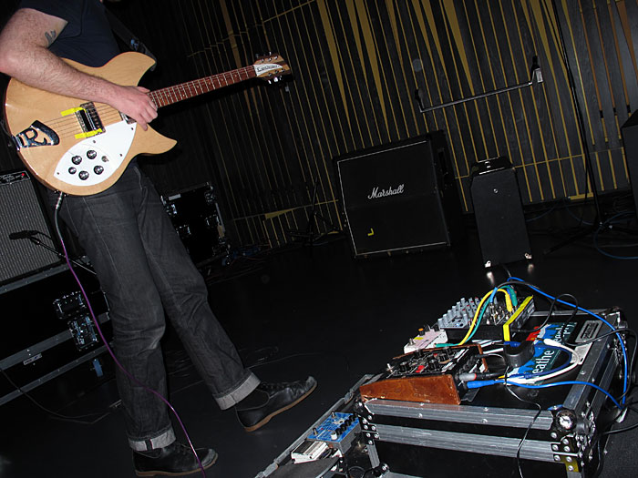 Reykjavík. 'This will destroy you' in der HARPA! - 'This will destroy you' (<a href='http://www.myspace.com/thiswilldestroyyou' target='_blank' class='linksnormal'>hier</a> und <a href='http://en.wikipedia.org/wiki/This_Will_Destroy_You' target='_blank' class='linksnormal'>dort</a>). (17.04.2012)