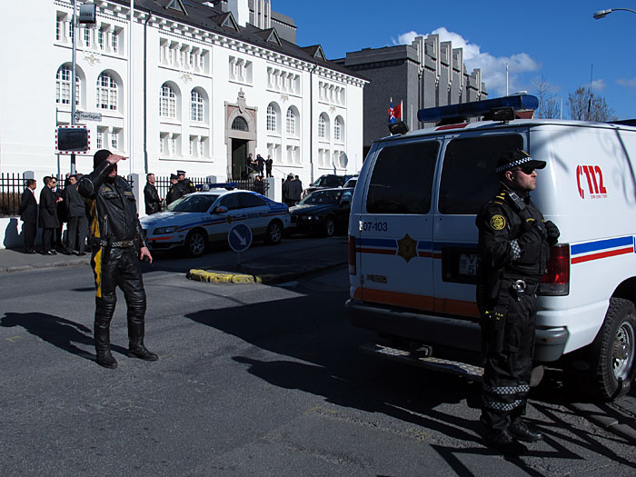 Reykjavík. Ein Besucher und eine Demonstration. - Der chinesische Premierminister Wen Jiabao besucht Island. Im Kulturhaus trafen er und seine Mitreisenden Vertreter aus Islands Politik und Wirtschaft. (20.04.2012)