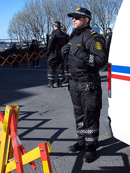 Reykjavík. Ein Besucher und eine Demonstration. - Unter einer grossen Präsenz der hiesigen Polizei. (20.04.2012)