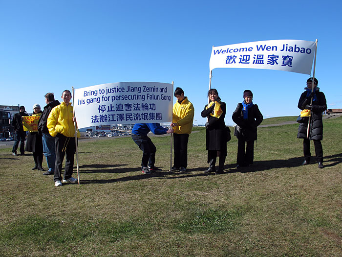 Reykjavík. Ein Besucher und eine Demonstration. - ... eine kleine Gruppe von Anhängern und Freunden von <a href='http://www.faluninfo.net/' target='_blank' class='linksnormal'>Falun Gong</a> protestierte gegen Gewalt und Kriminalisierung von Falun Gong Mitlgiedern in China. Weitere Infos auf Wikipedia hier: <a href='http://de.wikipedia.org/wiki/Falun_Gong' target='_blank' class='linksnormal'>http://de.wikipedia.org/wiki/Falun_Gong</a>. (20.04.2012)