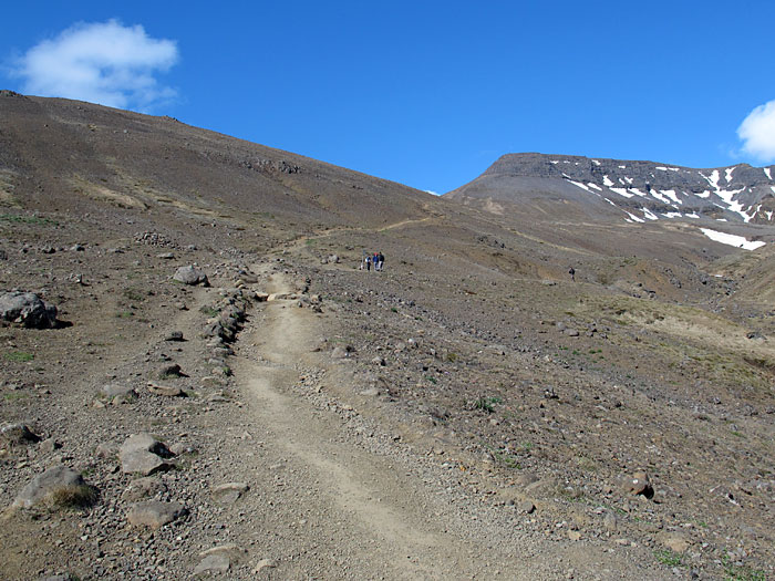 Reykjavík. Esja - das erste Mal. - Dort hoch soll es gehen :-). Ca. 800 Meter. (05.05.2012)