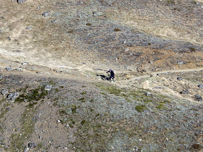 Reykjavík. Esja - das erste Mal. - Andere schieben ein Fahrrad hoch. (05.05.2012)