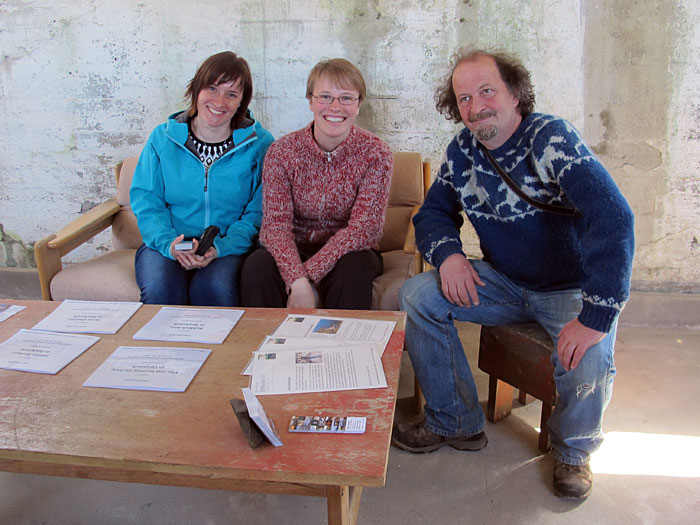 Djúpavík. Vorbereiten unserer Ausstellungen. - Und das sind meine ersten drei Gäste: Liisa, Anna und Siggi aus Hólmavík. :-) (26. bis 30.05.2012)