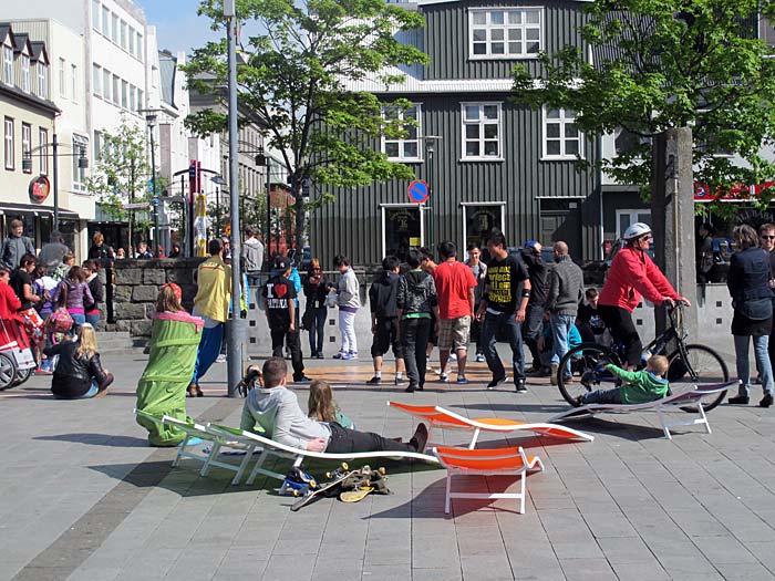 Reykjavík. Kurzbesuch. - Stadtmitte Reykjavík, <a href='http://is.wikipedia.org/wiki/Ingólfstorg' target='_blank' class='linksnormal'>Ingólfstorg</a>. Sommer! (09.06.2012)