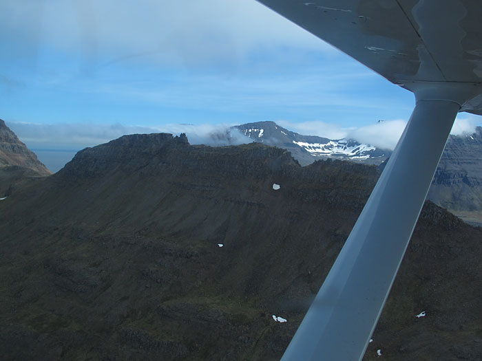 Reykjavík—Gjögur. Rückflug nach Gjögur/Djúpavík. - Am Berg 'Kambur' entlang fliegen. (11.06.2012)