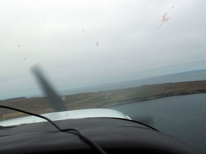 Reykjavík—Gjögur. Rückflug nach Gjögur/Djúpavík. - Die Landebahn des Flughafens Gjögur direkt vor uns! (11.06.2012)