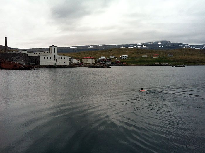 Djúpavík. Verschiedenes XXXXV. - VIII. Schwimmend im kalten Wasser von hier nach ... (18. bis 25.06.2012)