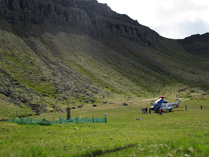 Djúpavík. Auf der Suche nach dem Eisbären ... - Auf der Suche nach einem <a href='http://www.icelandreview.com/icelandreview/daily_news/Polar_Bear_Spotted_in_North_Iceland_0_391479.news.aspx' target='_blank' class='linksnormal'>Eisbären</a>. (05.07.2012)