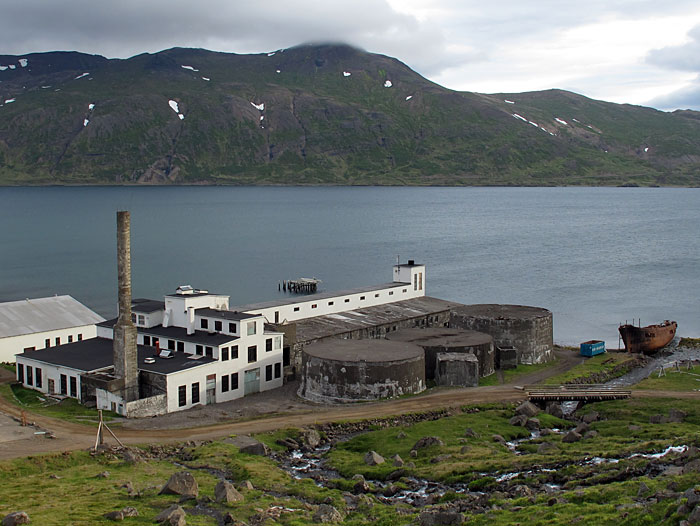 Djúpavík. Herzlichen Glückwunsch, liebe Heringfabrik!!! - An diesem Tag vor 77 Jahren - am 7. Juli 1935 - wurde <a href='http://www.djupavik.com/de_heringsfabrik.php' target='_blank' class='linksnormal'>die Heringfabrik in Djúpavík</a> in Betrieb genommen. Für die damaligen Verhältnisse war die Fabrik ein Gebäude der Superlative: die modernste und grösste Fabrik in Island zur Verarbeitung von Fisch. Bis zu 200 Menschen arbeiteten hier. Doch nach nicht einmal 20 Jahren wurde die Fabrik wieder geschlossen, weil das Meer keinen Hering mehr hergab - u.a. wegen Überfischung ... (07.07.2012)