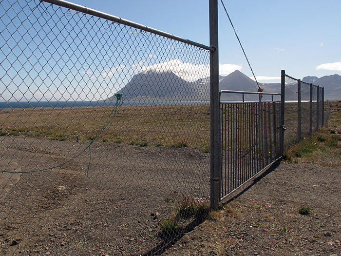 Gjögur. Airport. - Waiting for the arrival of the airplane ... (9 July 2012)