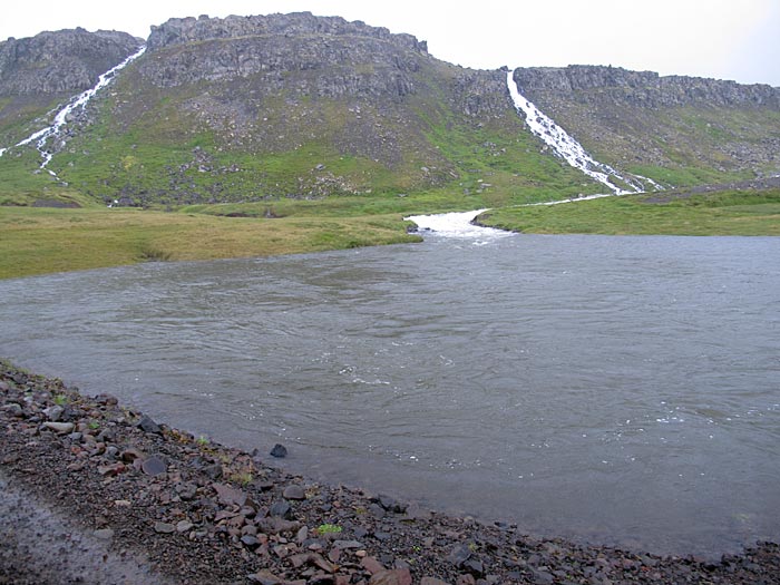 Djúpavík. REGEN REGEN REGEN REGEN. - Wenige Kilometer sdlich von Djúpavík: Ein 'Sammelbecken' für Wasser ist kurz vor dem Überlaufen, weil ... (23.07.2012)