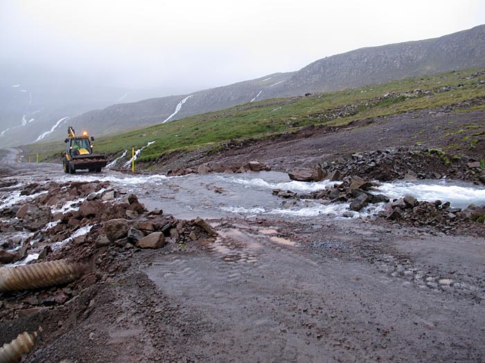 Djúpavík. REGEN REGEN REGEN REGEN. - Die Stelle (auf dem Pass zum Nachbarfjord), an dem Wasser über die Strasse lief. (23.07.2012)