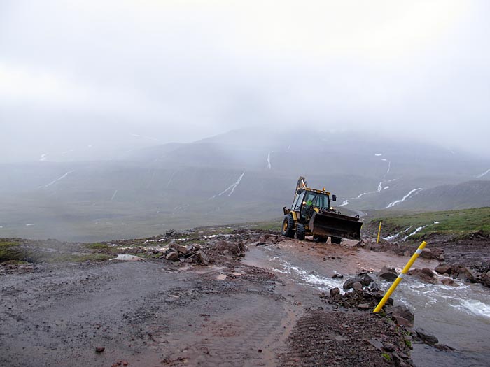 Djúpavík. REGEN REGEN REGEN REGEN. - Daher musste die Strasse für PKW gesperrt werden. (23.07.2012)