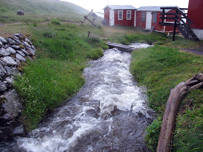 Djúpavík. REGEN REGEN REGEN REGEN. - ... und das ist der 'kleine' Bach neben meiner Hütte. (23.07.2012)