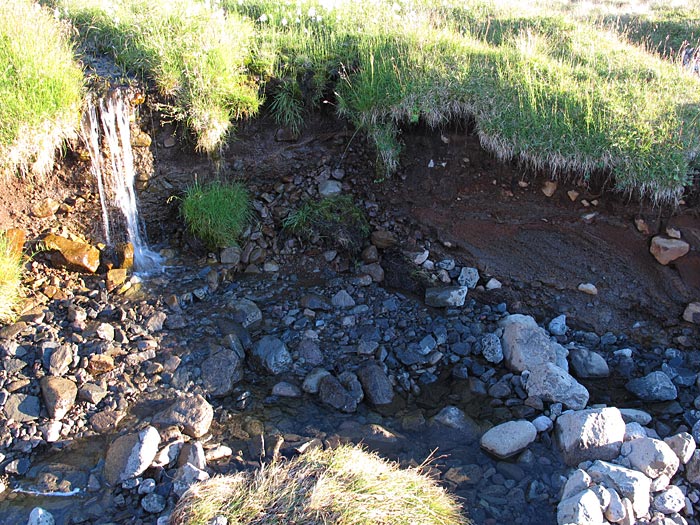 Djúpavík. Wanderung am Abend. - Vielleicht ist es ja <a href='/06_b/b840.html' target='_blank' class='linksnormal'>diese</a> (bzw. <a href='/06_b/b841.html' target='_blank' class='linksnormal'>diese</a>) Stelle? (01.08.2012)