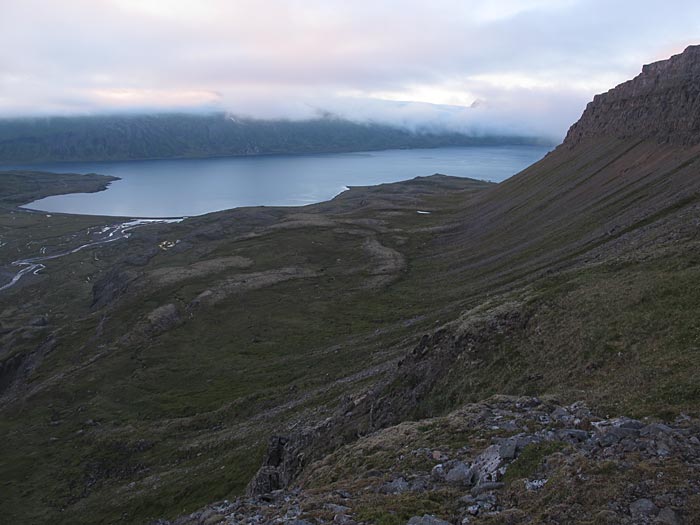 Djúpavík. Wanderung am Abend. - Der Rückweg - ein bisschen Djúpavík ist auch schon zu sehen ... (01.08.2012)