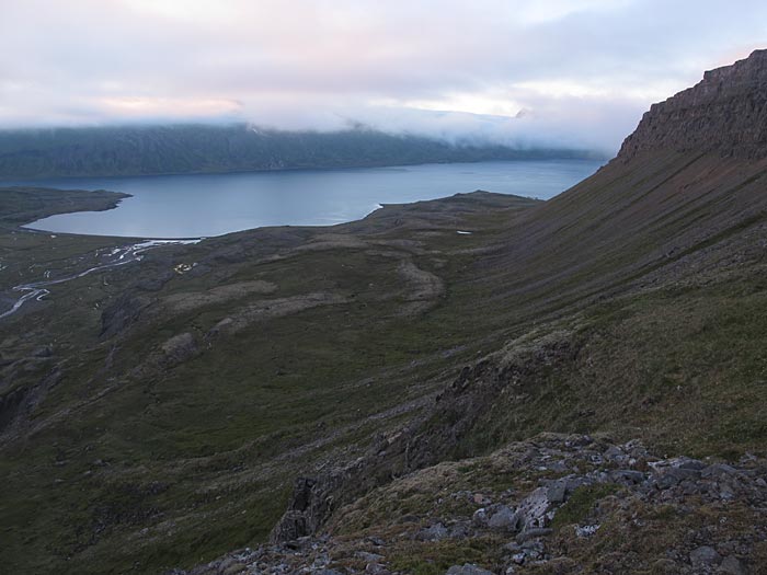 Djúpavík. Hiking in the evening hours. - Hiking back to Djúpavík ... (1 August 2012)