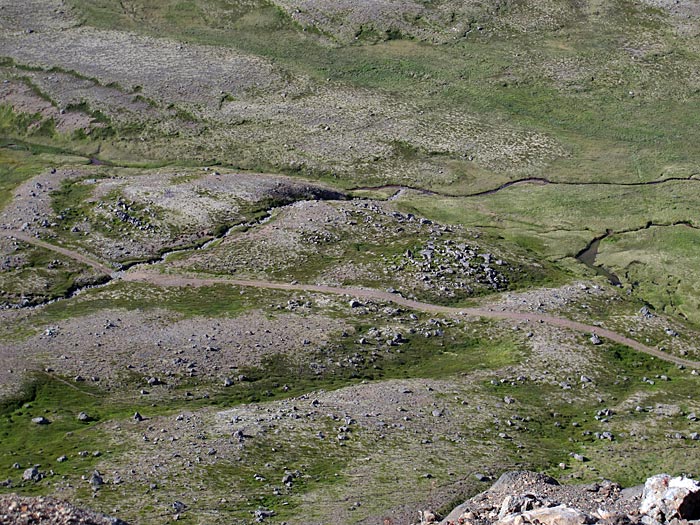 Djúpavík. Wandern, aber nur etwas: Zum Wasserfall. - Blick nach unten. (06.08.2012)