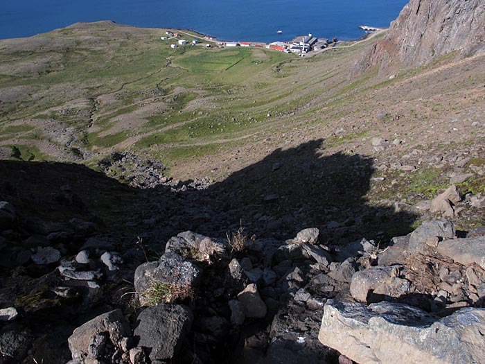 Djúpavík. Wandern, aber nur etwas: Zum Wasserfall. - Blick zurück nach Djúpavík. (06.08.2012)