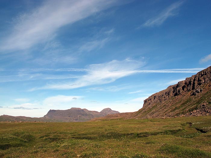 Djúpavík. Wandern, aber nur etwas: Zum Wasserfall. - Oben :-). (06.08.2012)