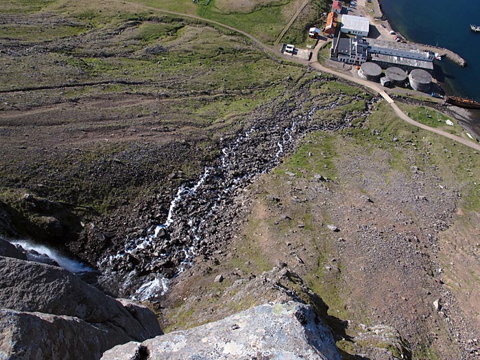 Djúpavík. Wandern, aber nur etwas: Zum Wasserfall. - ... (06.08.2012)