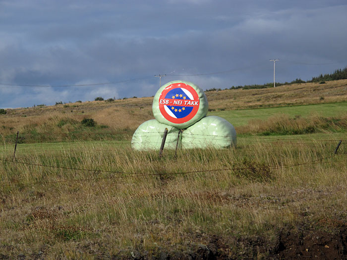 Reykjavík. Haustferð - Herbstfahrt. II. - Auf dem Weg zum Fluss Hvítá - "Beitritt zur EU? - Nei takk!". (08.09.2012)