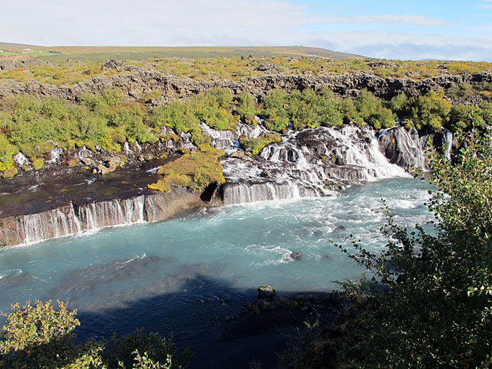 Reykjavík. Haustferð - Herbstfahrt. II. - Fluss Hvítá,  und Wasserfall <a href='http://de.wikipedia.org/wiki/Hraunfossar' target='_blank' class='linksnormal'>Hraunfossar</a>. (08.09.2012)