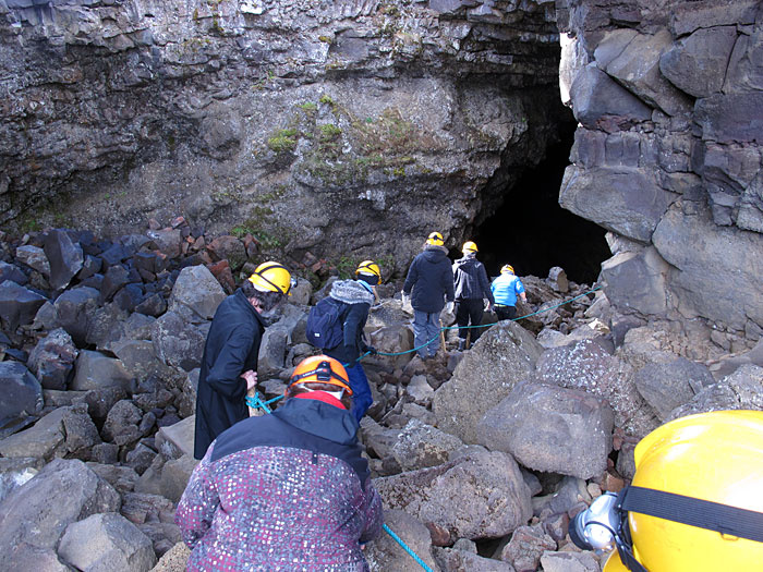 Reykjavík. Haustferð - Herbstfahrt. III. - Höhle Víðgelmir (Infos <a href='http://www.fljotstunga.is/efni/lava_cave' target='_blank' class='linksnormal'>hier</a> und <a href='http://en.wikipedia.org/wiki/V%C3%ADgelmir' target='_blank' class='linksnormal'>hier</a>). (08.09.2012)