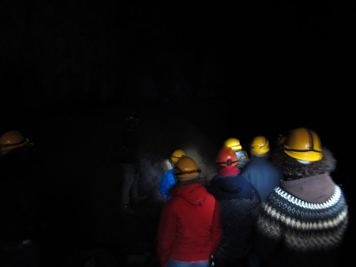 Reykjavík. Haustferð - Herbstfahrt. III. - Höhle Víðgelmir (Infos <a href='http://www.fljotstunga.is/efni/lava_cave' target='_blank' class='linksnormal'>hier</a> und <a href='http://en.wikipedia.org/wiki/V%C3%ADgelmir' target='_blank' class='linksnormal'>hier</a>). (08.09.2012)