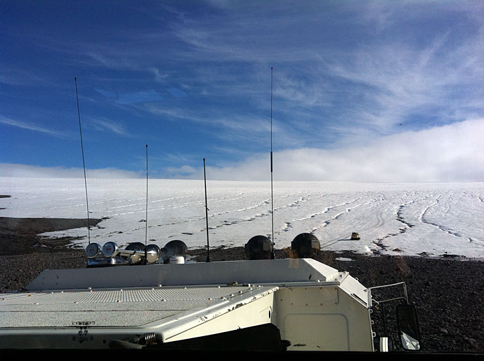 Reykjavík. Haustferð - Herbstfahrt. IV. - Blick aus dem Fenster auf den Gletscher. Wenig Eis, sehr wenig ... (<a href='http://de.wikipedia.org/wiki/Langjkull' target='_blank' class='linksnormal'>Langjökull</a>). (08.09.2012)