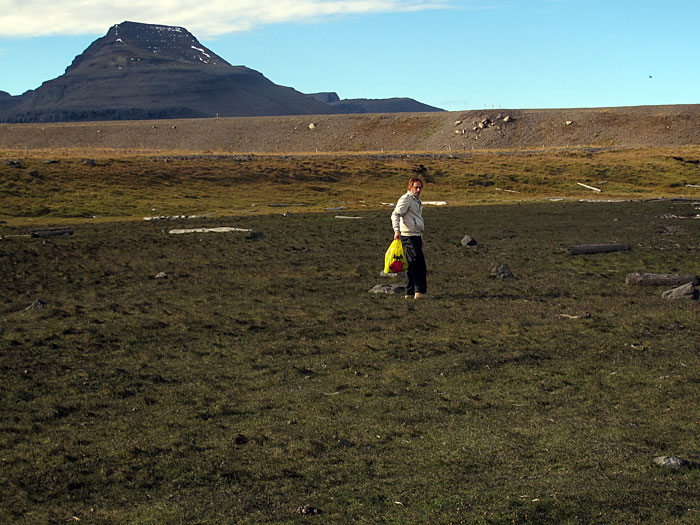 Djúpavík. Ein Wochenende in Djúpavík. I. - Weiterhin Gjögurströnd. Wolfgang sammelt Müll auf. (22.09.2012)