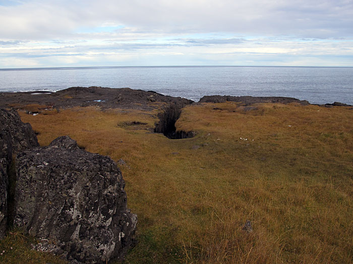 Djúpavík. Ein Wochenende in Djúpavík. I. - Ein Stück weiter. Kistuvogur: 'Historischer Ort in Trékyllisvík. Drei Magier wurden hier in dieser Schlucht im September 1654 verbrannt.' (22.09.2012)