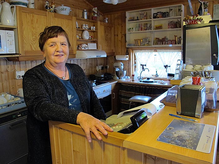 Reykjavík. Fisch, Kleifarvatn und weiteres. - Nur wenige Meter vor unserem letzten Ziel, der Strandarkirkja, fanden wir wie erhofft ein kleine Café. Die Besitzerin Sigfríður bat uns heissen Kaffee und leckere pönnukaka an! Takk fyrir! (25.09.2012)