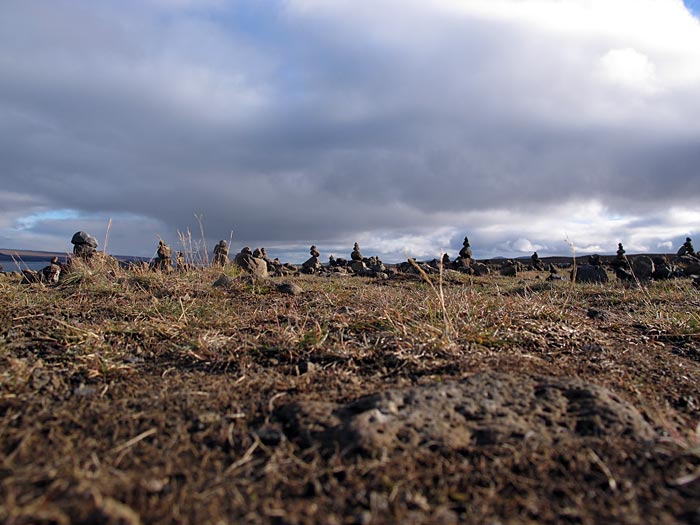 Reykjavík. Golden Circle, but different. - I know nothing about this place, but people werde 'building' such cairns. Very close to <a href='http://en.wikipedia.org/wiki/ingvallavatn' target='_blank' class='linksnormal'>Þingvallavatn</a> lake. (26 September 2012)