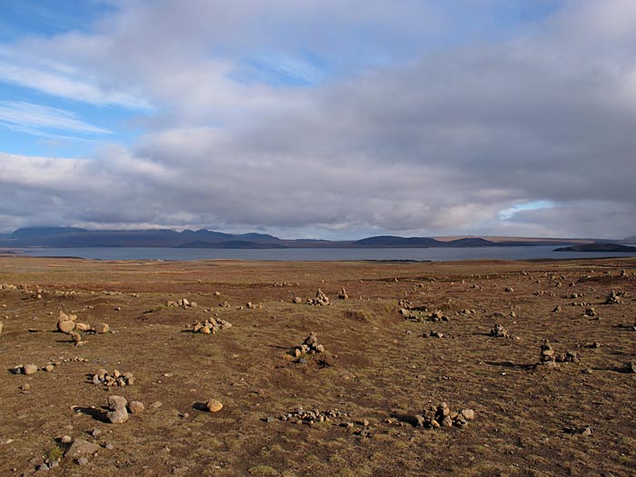 Reykjavík. Golden Circle, but different. - I know nothing about this place, but people werde 'building' such cairns. Very close to <a href='http://en.wikipedia.org/wiki/ingvallavatn' target='_blank' class='linksnormal'>Þingvallavatn</a> lake. (26 September 2012)