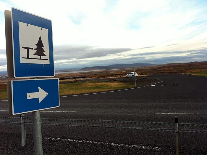 Reykjavík. Golden Circle, etwas anders. - Klasse! Rastplatz mit Baum, zumindest auf dem Schild. Aber weit und breit kein Baum zu sehen ... (26.09.2012)