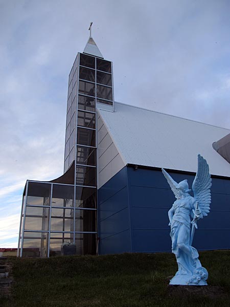 Reykjavík. Golden Circle, etwas anders. - <a href='http://www.mbl.is/greinasafn/grein/1091823/' target='_blank' class='linksnormal'>Kirche Úthlíðarkirkja</a>. Eine ungewöhnliche Kirche, die von einem Anwohner erbaut wurde. (26.09.2012)