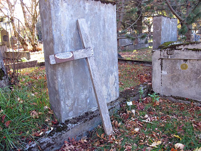 Reykjavík. Friedhof 'Hólavallagarður' im Herbst. - Nachdenken ... III. (Weitere Bilder des Friedhofes <a href='http://www.claus-in-island.de/12-03/b4911.php' target='_blank' class='linksnormal'>hier</a>, aufgenommen im März 2012). (04.10.2012)