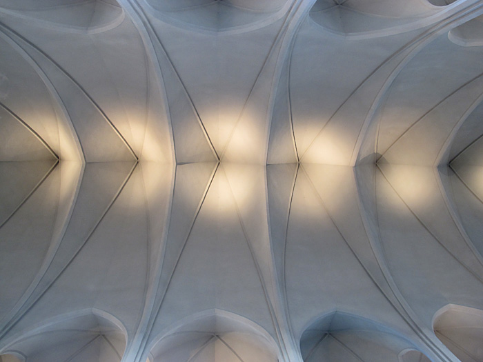 Reykjavík. Hallgrímskirkja. Inside view, aloft. - III. (<a href='http://en.wikipedia.org/wiki/Hallgr%C3%ADmskirkja' target='_blank' class='linksnormal'>Hallgrímskirkja</a>). (12 October 2012)