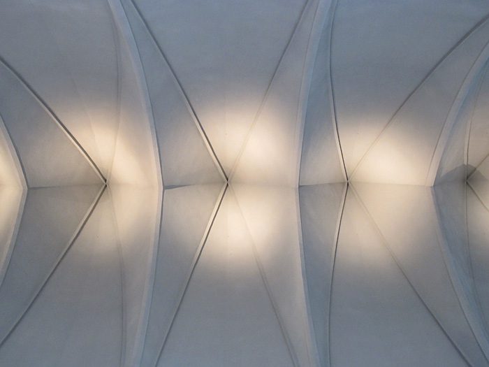 Reykjavík. Hallgrímskirkja. Inside view, aloft. - IV. (<a href='http://en.wikipedia.org/wiki/Hallgr%C3%ADmskirkja' target='_blank' class='linksnormal'>Hallgrímskirkja</a>). (12 October 2012)