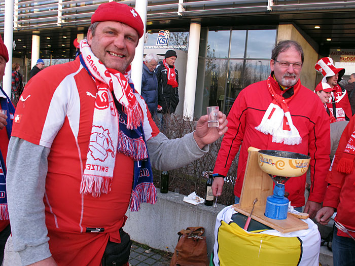 Reykjavík. Fussballspiel Island gegen Schweiz. - :-). (16.10.2012)