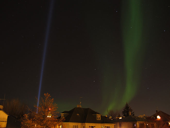 Reykjavík. Miscellaneous LII. - Northern lights II. Plus: On the left side you the light of the "<a href='http://imaginepeacetower.com' target='_blank' class='linksnormal'>IMAGINE PEACE TOWER</a>" (by Yoko Ono). (10 til 26 October 2012)