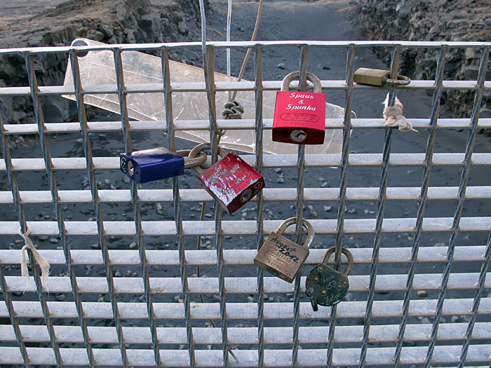 Halbinsel Reykjanes. Kleine Rundreise. - Weiterhin auf der Brücke. Nun eine Bitte an Spaus & Spunka, August, Kora und Holger, ? und Nils und weitere: Holt doch bitte wieder die Schlösser ab! Es interessiert niemanden hier auf Island, ob ihr verliebt seid (...) und diese Schlösser haben hier am Gitter der Brücke absolut NICHTS zu suchen. Macht das in Köln, oder bei euch zuhause, auf Facebook, aber bitte nicht in Island ans solchen Orten! Danke. (04.11.2012)