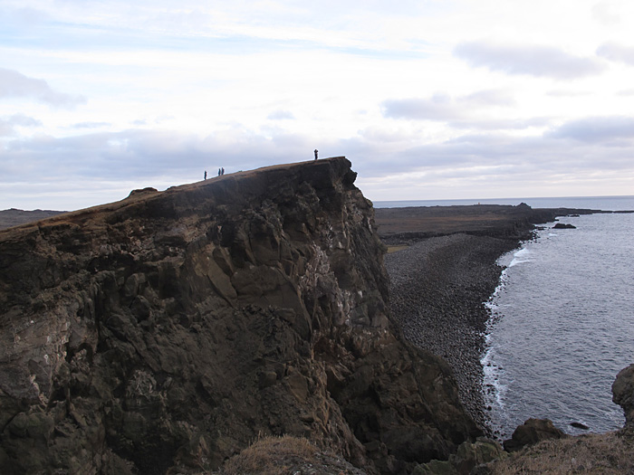 Halbinsel Reykjanes. Kleine Rundreise. - Beeindruckenden Klippen - Valahnúkur. Sigur Rós hatte hier die Endszene hier für das <a href='http://vimeo.com/3977937' target='_blank' class='linksnormal'>Musikvideo Glósóli</a> gedreht. (04.11.2012)