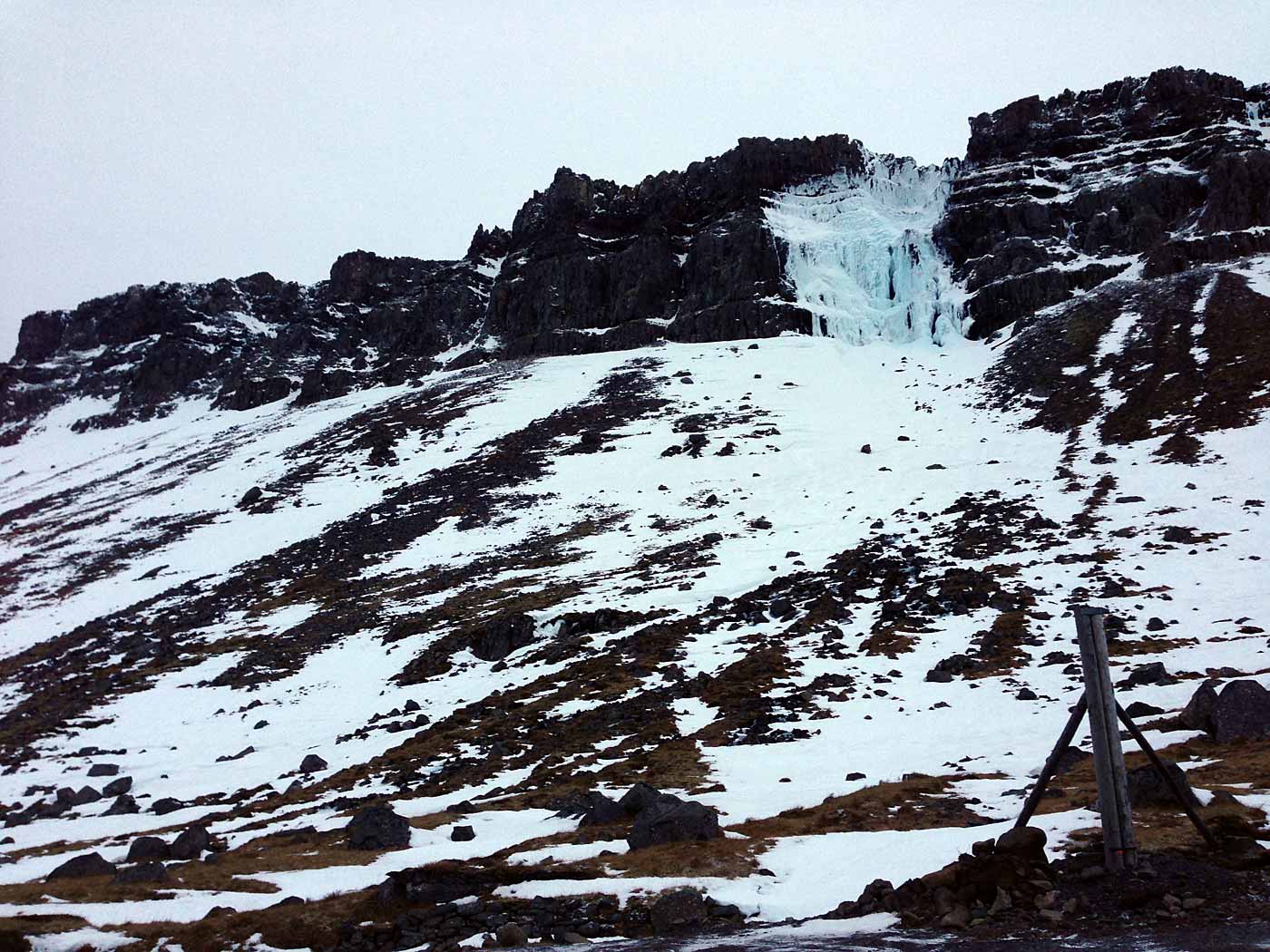 Djúpavík. ... um nicht in Reykjavík zu sein. II. - Der zugefrorene Wasserfall, es lief aber (wenn auch wenig) Wasser hinunter. (02.12.2012)